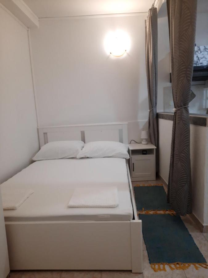 Apartmani Ana-Lora Lopar Eksteriør billede